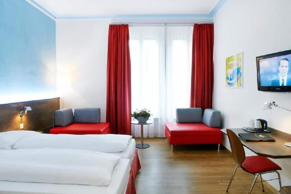 Hypo-allergenic bedding, in-room safe, desk, blackout curtains