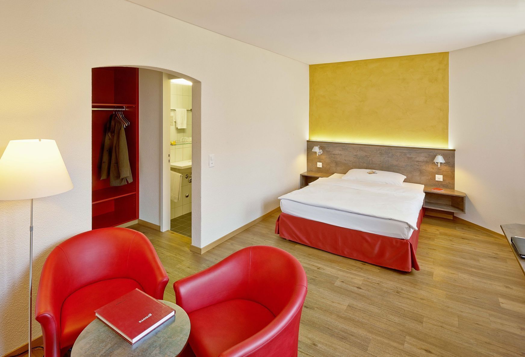 Allergitestet sengetøy, safe på rommet, skrivebord og blendingsgardiner