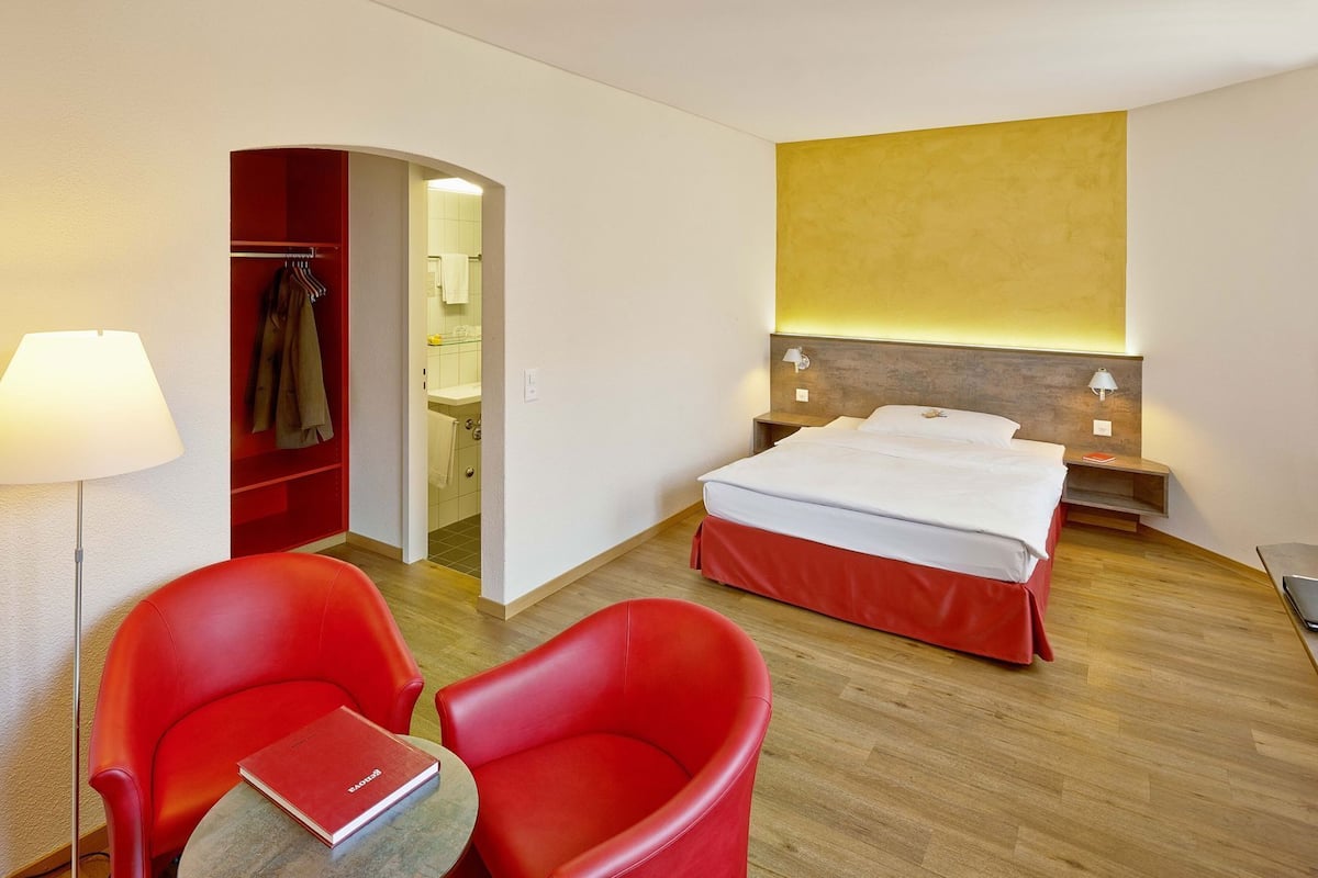 Hypo-allergenic bedding, in-room safe, desk, blackout curtains