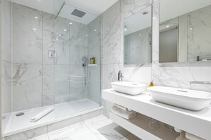 Royal Mile Twin or Double | Bathroom | Designer toiletries, hair dryer, bathrobes, towels
