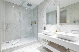 Chambre Exécutive Double ou avec lits jumeaux | Salle de bain | Articles de toilette de luxe, sèche-cheveux, peignoirs