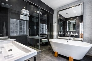 Chambre Double Exécutive, 1 grand lit | Salle de bain | Articles de toilette de luxe, sèche-cheveux, peignoirs