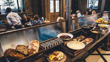 Daily cooked-to-order breakfast (GBP 15.00 per person)