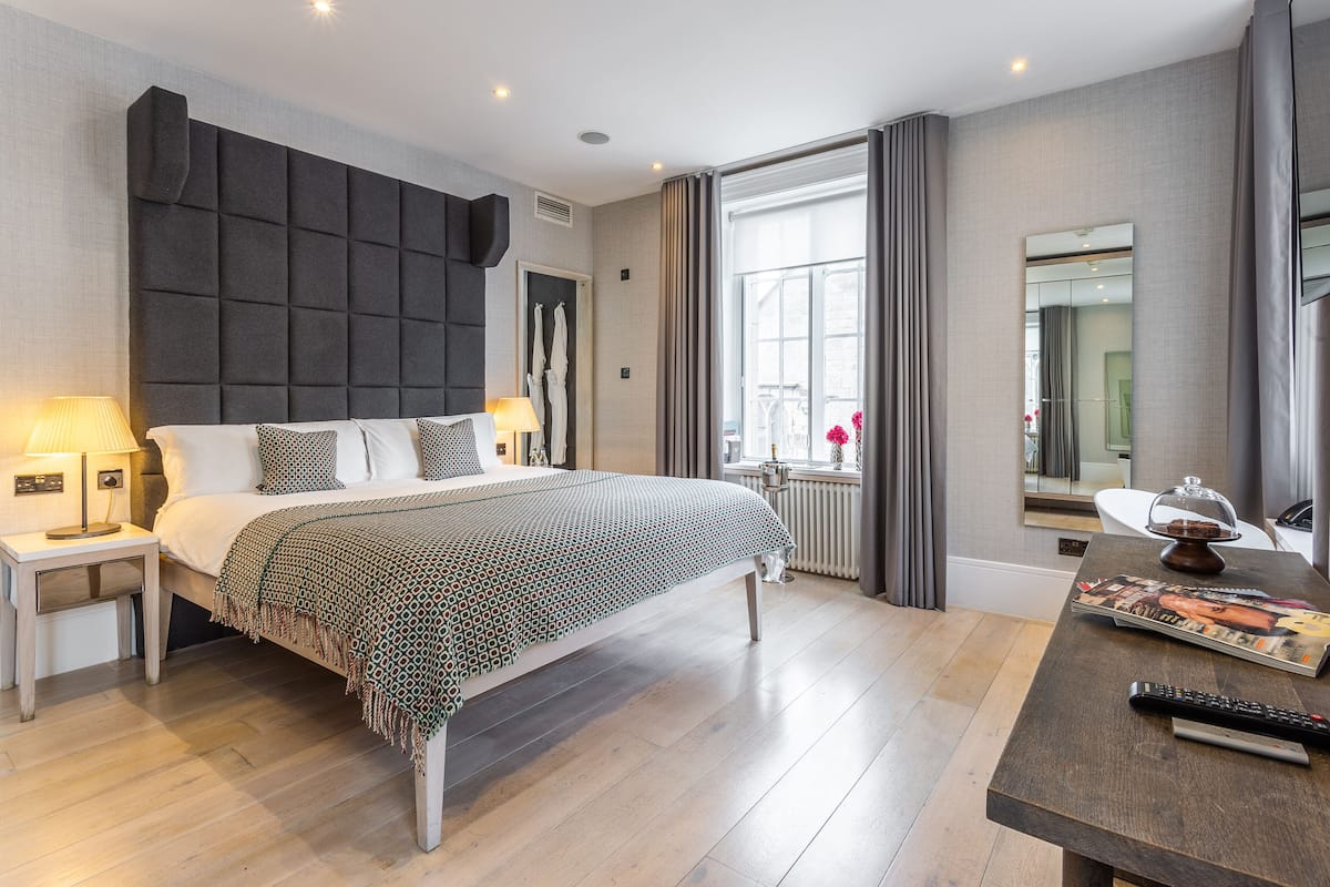 Royal Mile Double | Premium bedding, minibar, in-room safe, desk