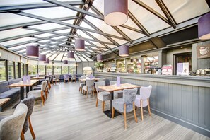 Se sirven desayunos, comidas y cocina británica con mesas al aire libre