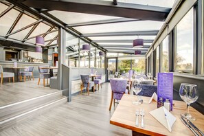 Déjeuner, dîner et souper servis sur place, restaurant en plein air