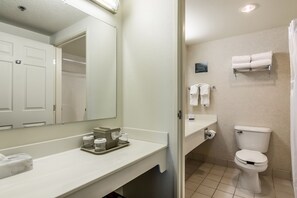 Een bad/douchecombinatie, gratis toiletartikelen, een haardroger