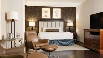 Deluxe kamer, 1 kingsize bed | Luxe beddengoed, Tempur Pedic-bedden, een kluis op de kamer, een bureau