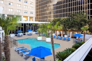 Outdoor pool, pool umbrellas, sun loungers