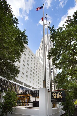 Um edifício moderno com uma placa indicando 