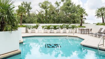 Außenpool, Sonnenschirme, Liegestühle