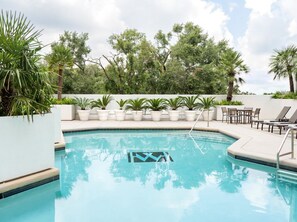 Piscina externa, funciona das 7h às 22h, espreguiçadeiras