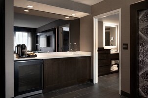 Hypo-allergenic bedding, in-room safe, desk, laptop workspace