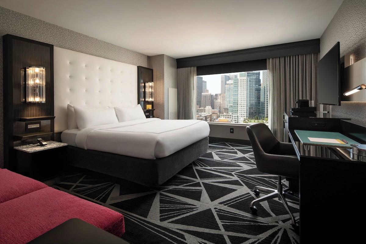 Hypo-allergenic bedding, in-room safe, desk, laptop workspace