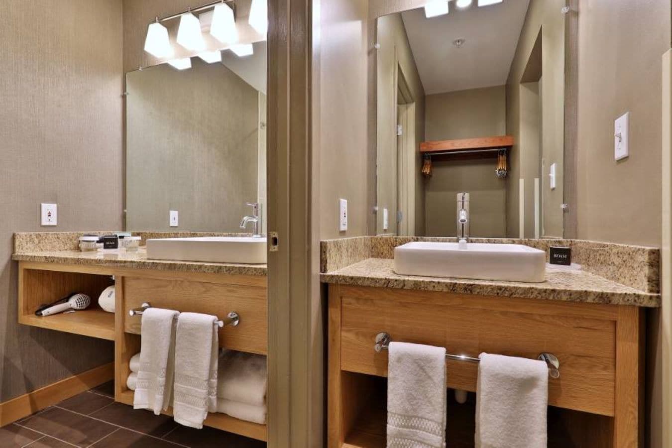 standard studio | bathroom | combined shower/bathtub, hair dryer, bathrobes, towels