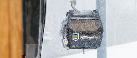 Un telesilla cubierto de nieve, con el nombre "Killington" a la vista.