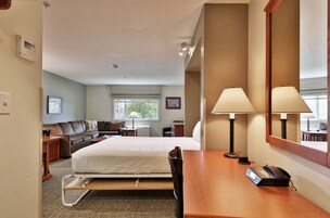 Escritorio, cortinas blackout y tabla de planchar con plancha 