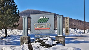 A sign for the Grand Hotel Spa in Killington, Vermont, with a mountain backdrop. - Killington Grand Hotel (Killington)
