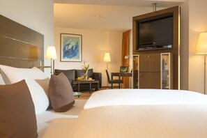 Junior Suite | Hypo-allergenic bedding, down comforters, minibar, in-room safe
