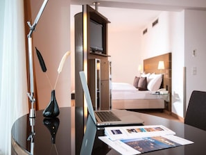 Habitación Confort doble (Floors 6-9) | Ropa de cama hipoalergénica, edredones de plumas, minibar y caja fuerte