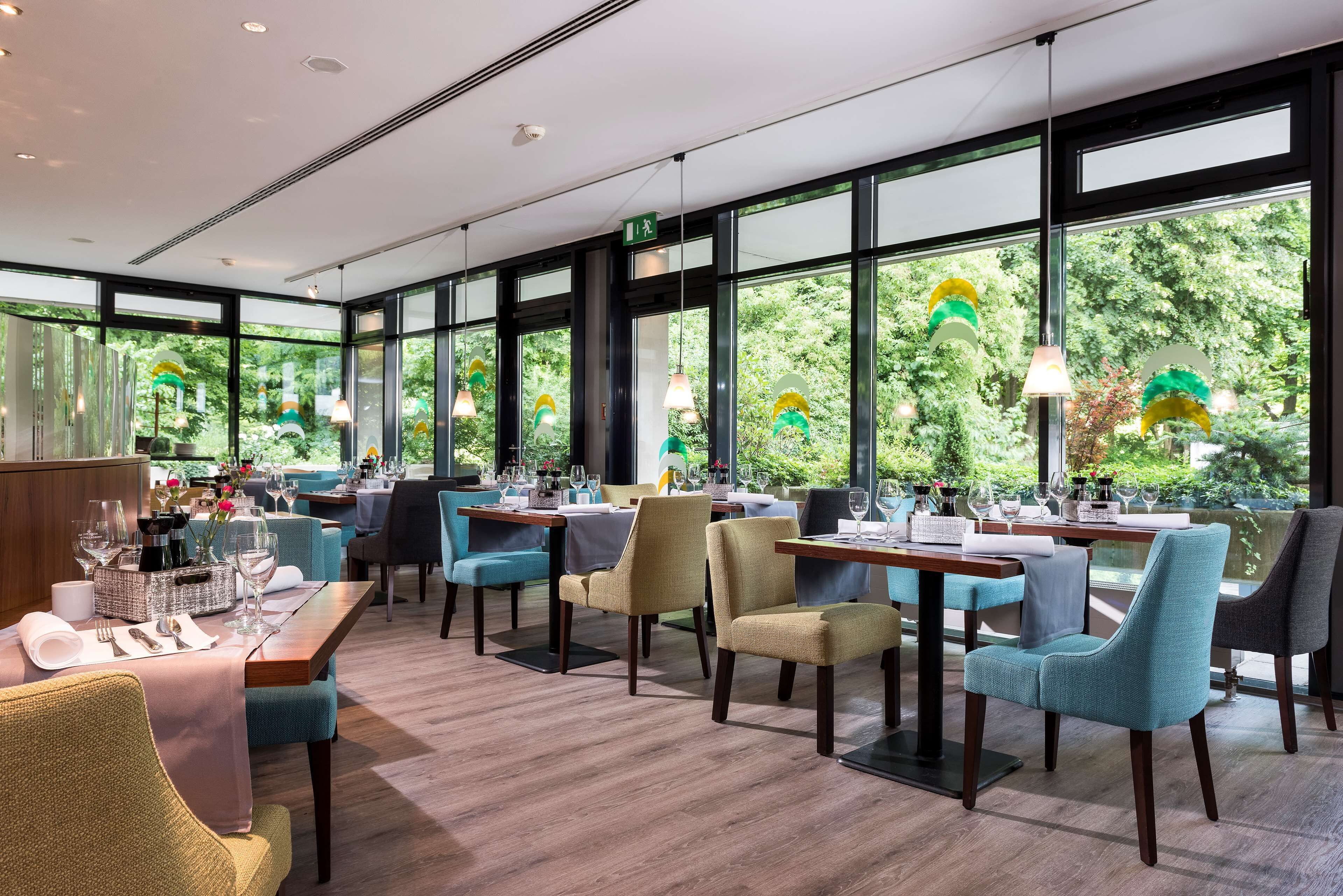 breakfast, lunch, dinner served; international cuisine