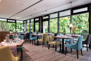 Breakfast, lunch, dinner served; international cuisine 