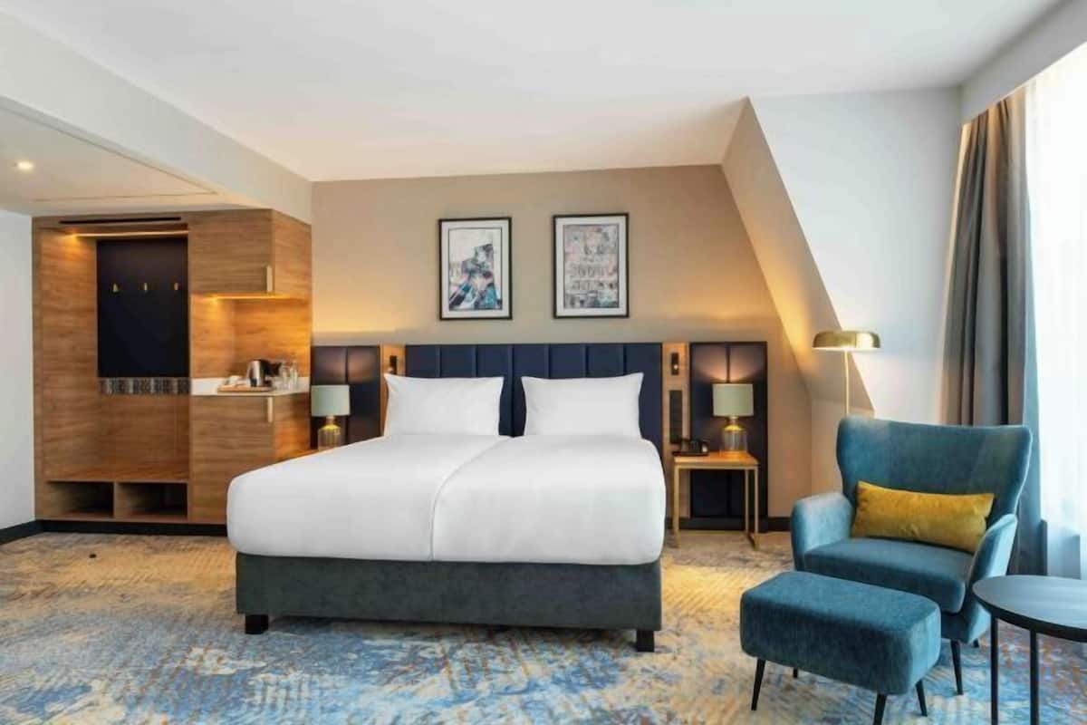 In-room safe, desk, laptop workspace, soundproofing