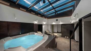 Indoor spa tub