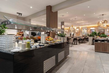 Petit déjeuner complet (70 PLN par personne)
