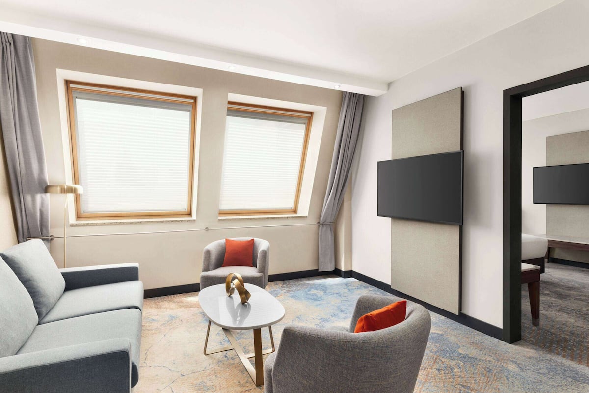 junior suite, 1 king bed | in-room safe, desk, laptop workspace, soundproofing