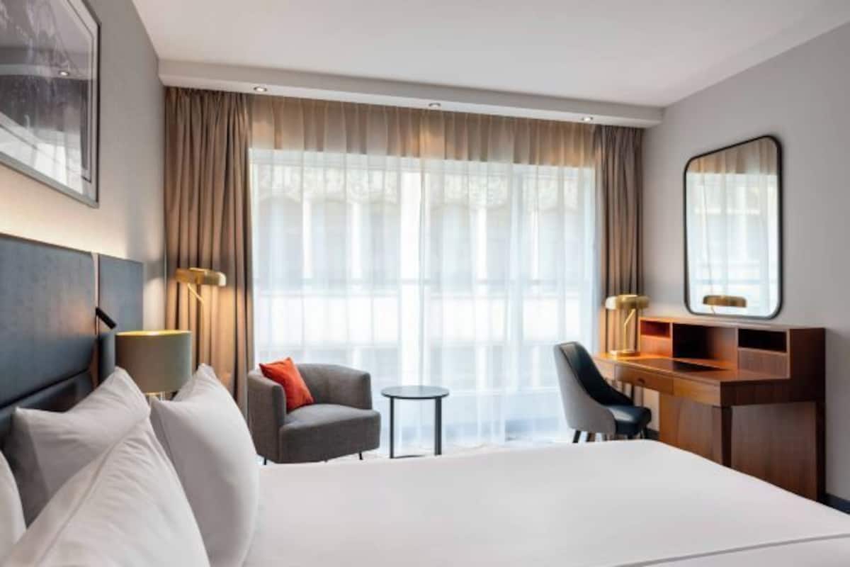 In-room safe, desk, laptop workspace, soundproofing