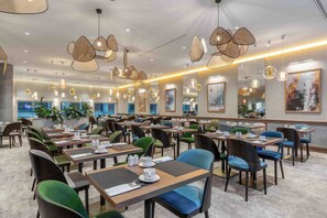 Petit déjeuner complet (85 PLN par personne)