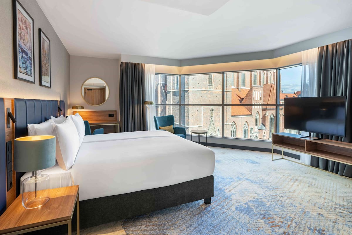 In-room safe, desk, laptop workspace, soundproofing