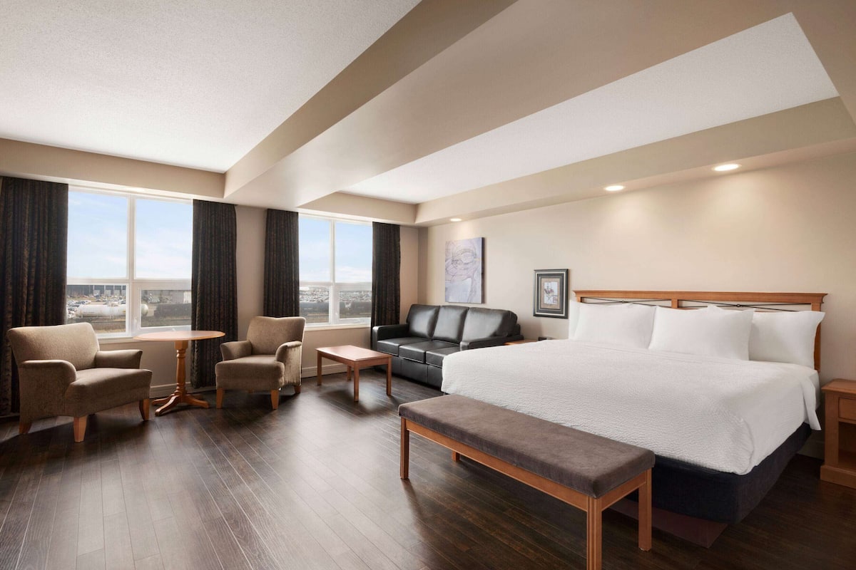 Room, 1 King Bed, Non Smoking | Premium bedding, pillowtop beds, in-room safe, individually furnished