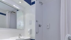 Ein Badezimmer mit Toilette, Waschbecken und Dusche.