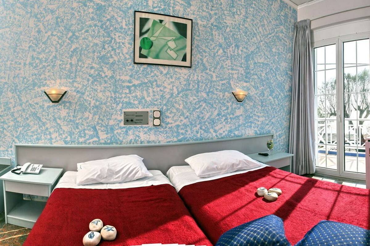 standard room | 1 bedroom, minibar, in-room safe, desk