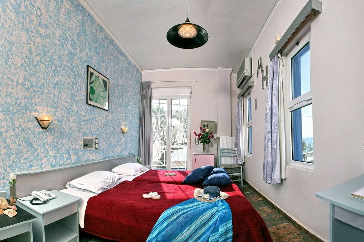 standard room | 1 bedroom, minibar, in-room safe, desk