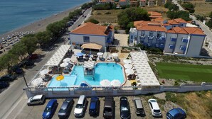 Un hôtel doté d’une piscine, de plusieurs balcons et offrant une vue sur la mer.