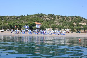 Plage à proximité, chaise longue, parasol, serviettes de plage
