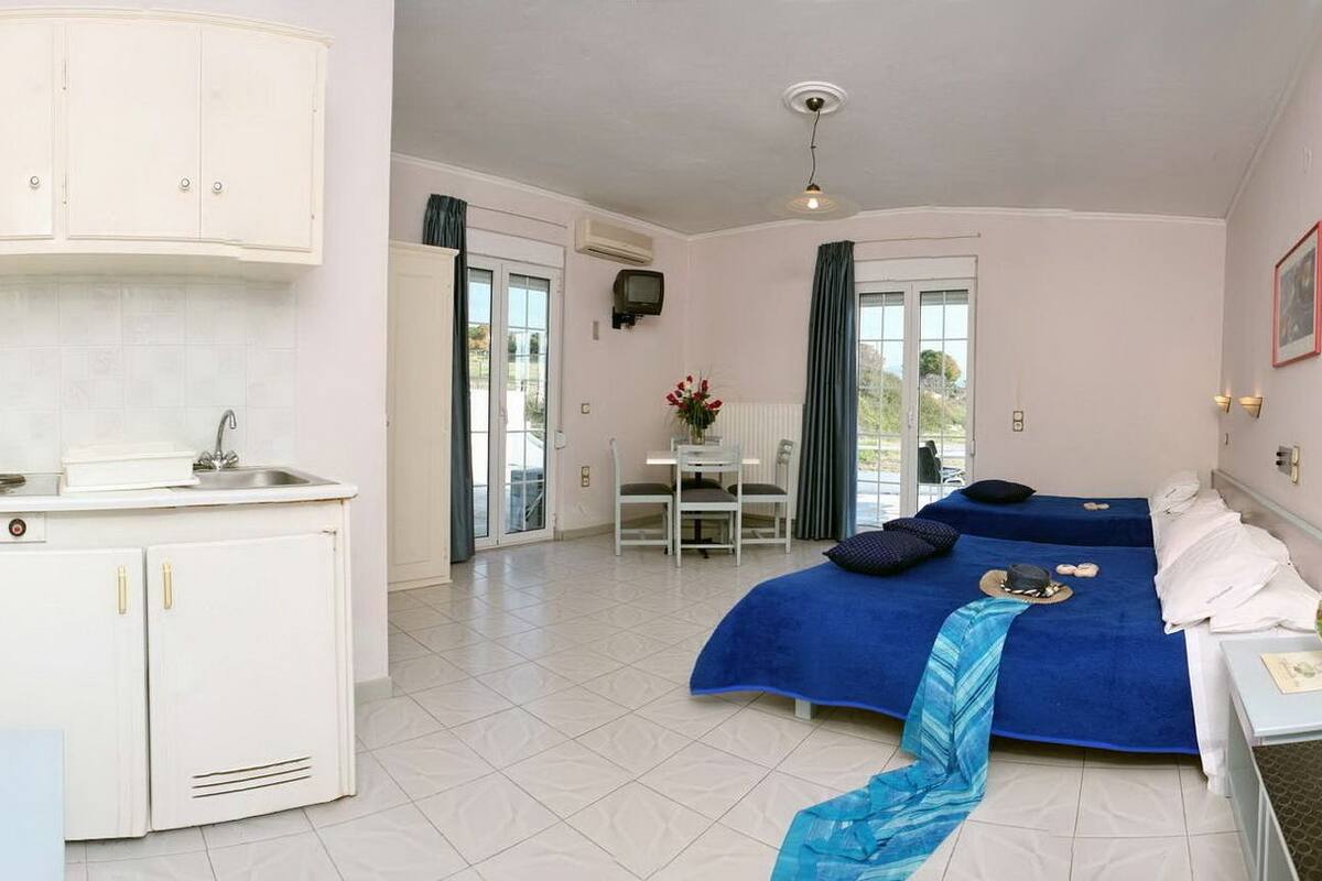 standard triple room | living area