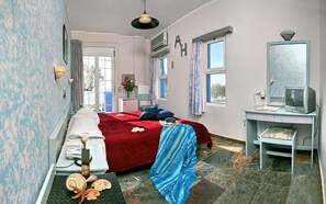 Minibar, in-room safe, desk, soundproofing - Hotel Aphrodite Beach (Lesvos)