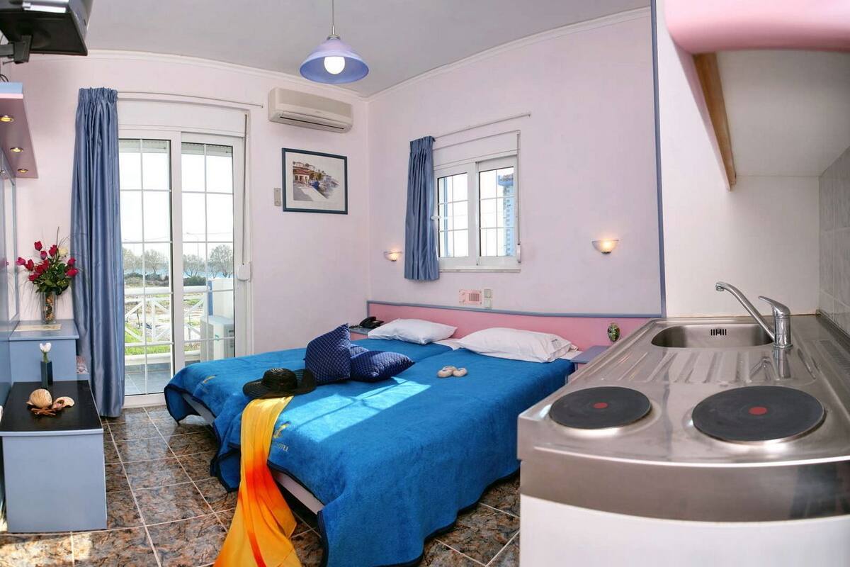 Basic Studio | Minibar, in-room safe, desk, soundproofing