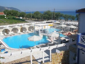 Seasonal outdoor pool, pool umbrellas - Hotel Aphrodite Beach (Lesvos)