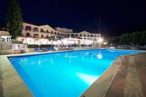 Voorkant accommodatie - avond/nacht