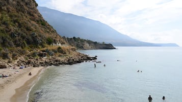Una spiaggia nelle vicinanze, snorkeling