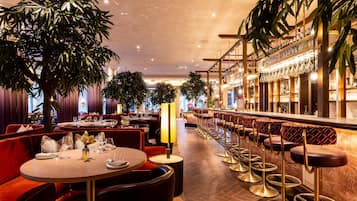 Serves lunch and dinner