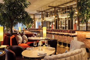 Con servicio de comidas y cenas 