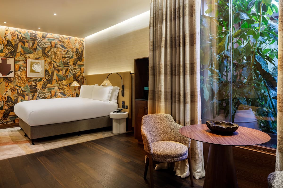 Suite, 1 Tempat Tidur King (Spring Garden) | Seprai katun Mesir, seprai premium, minibar gratis, dan brankas