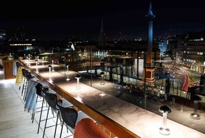 2 bars/lounges, rooftop bar, cocktail bar