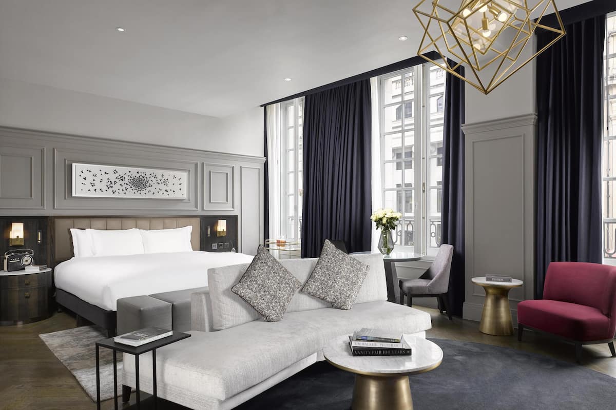 Suite, 1 King Bed | Living area